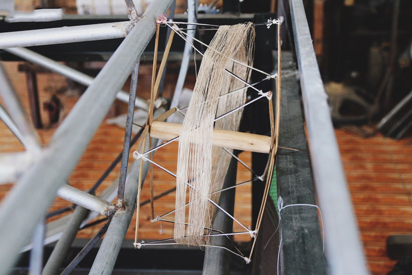 Dệt vải lụa tơ tằm thủ công ở các làng nghề truyền thống