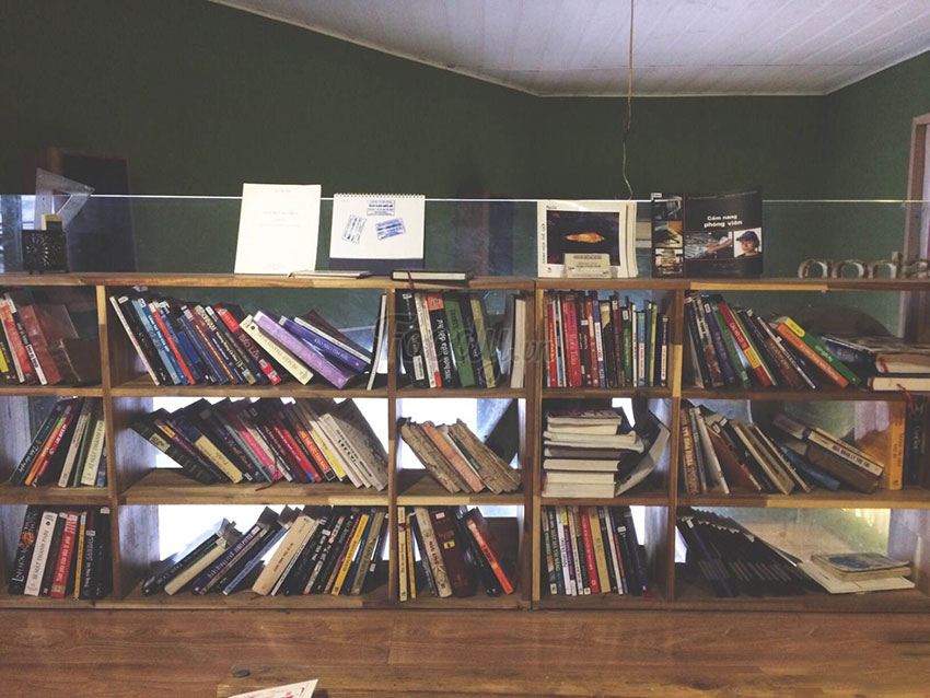 Một góc sách của Book Cafe với đủ các loại sách tham khảo - truyện - tiểu -thuyết và nhiều loại sách khác