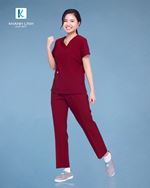 Áo Scrubs Bác Sĩ nữ mẫu 05 màu đỏ bordeaux